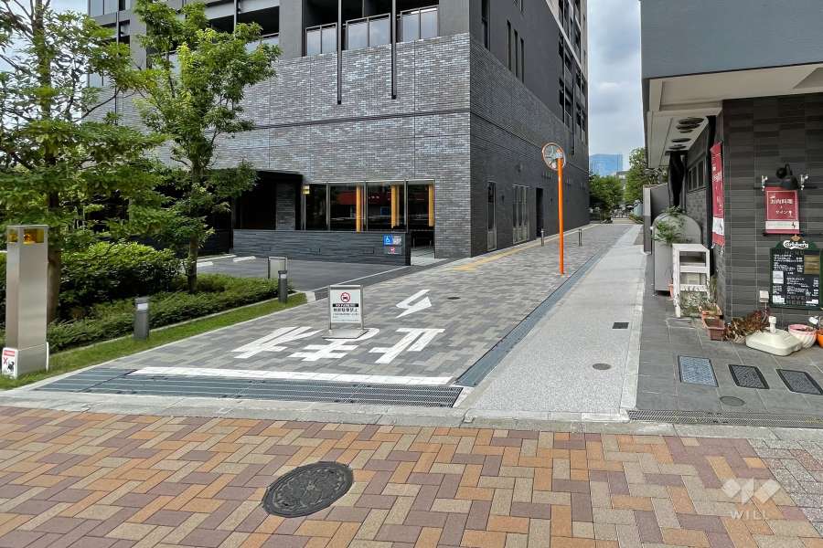 敷地内東側の通路