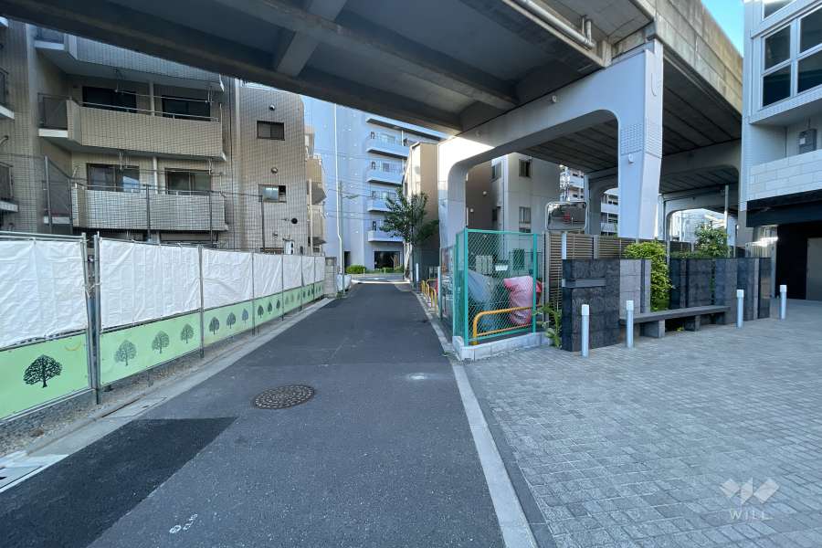 敷地南西側の前面道路（南東側から）