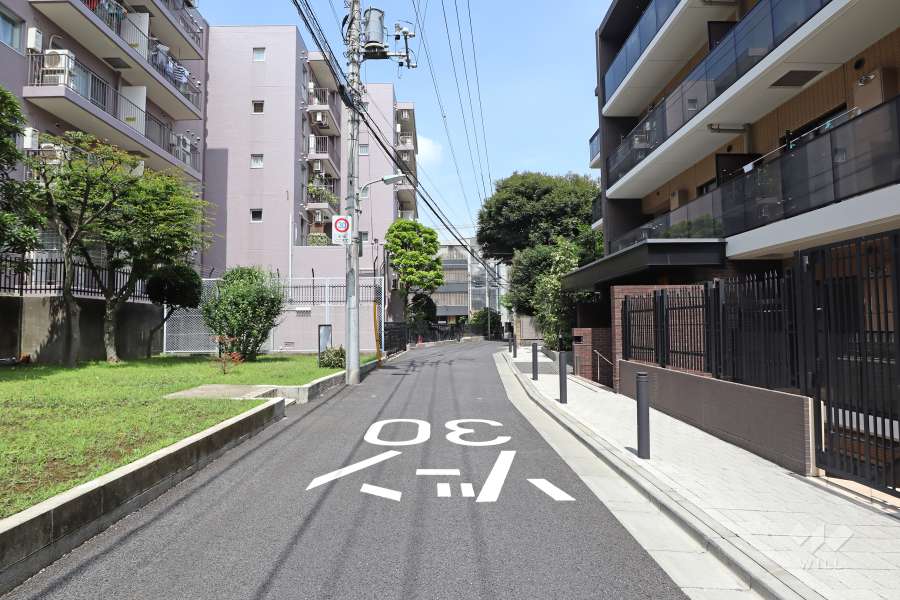 敷地西側の前面道路(