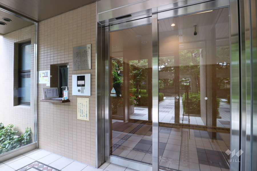 エントランスはオートロック付きです。