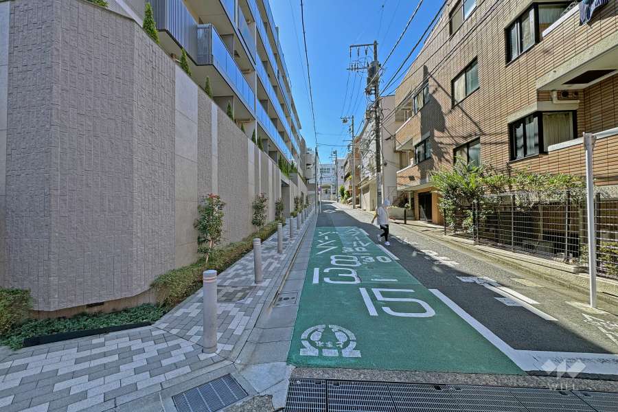 敷地の北西側前面道路（北東側から）