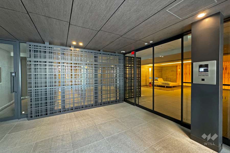 エントランスはオートロック付きです。