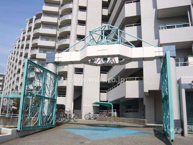 エントランス。敷地入口はオートロック付きです。
