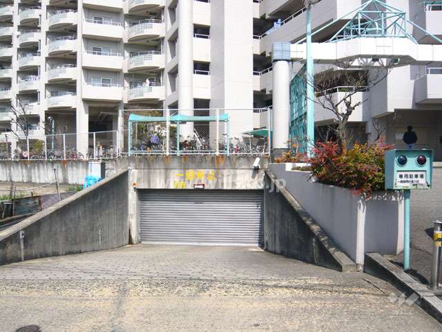 地階にあるシャッター付きの駐車場