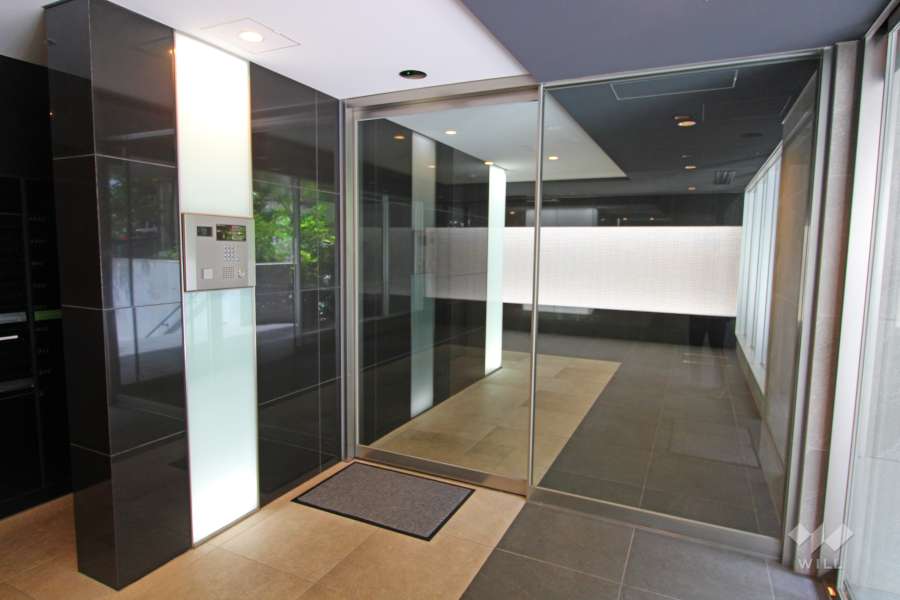 エントランスはオートロック付きです。