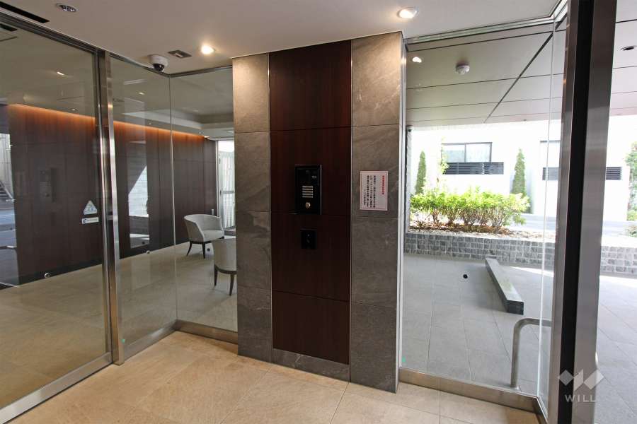 エントランスはオートロック付きです。