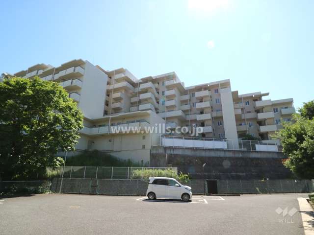 伊丹パークホームズの外観（東側から）　敷地東側は一段低くなっています。