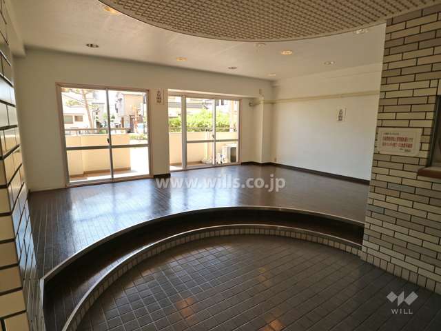 雨の日も遊べるエントランス横のプレイロッド