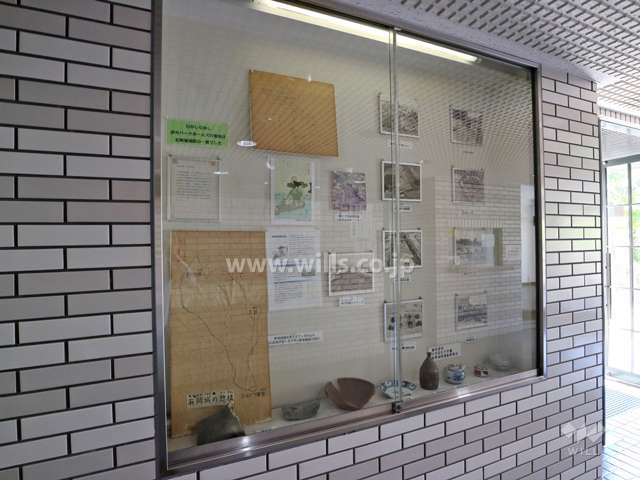 エントランスホールにある敷地から出土した遺跡に関するディスプレイ