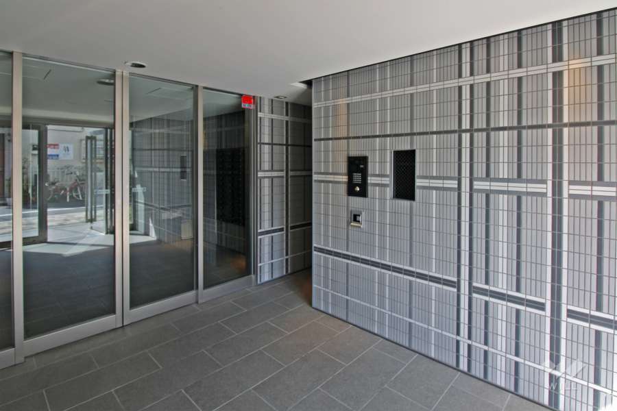 エントランスはオートロック付きです。