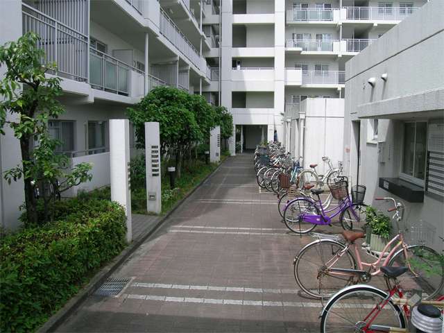 エントランスから入ってすぐの敷地内の通路。