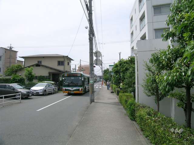 目の前にバス停があります。