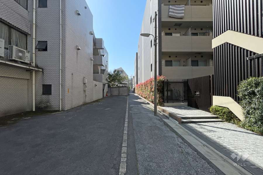 敷地西側の前面道路