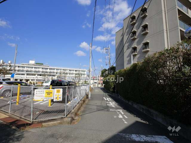 敷地西側の前面道路。敷地の周囲には生垣が設けられています。