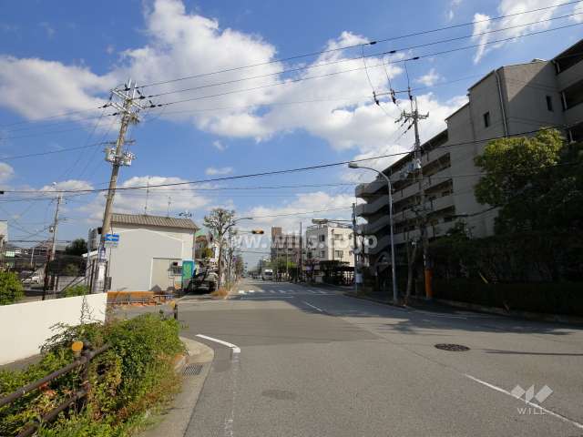 敷地北側の二車線の通り