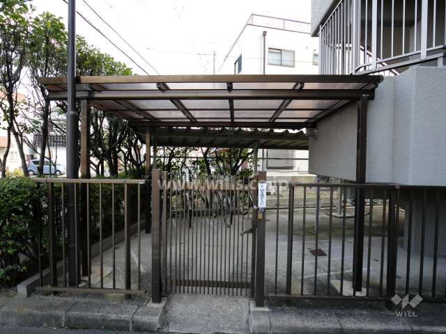 エントランスはオートロック付きです。