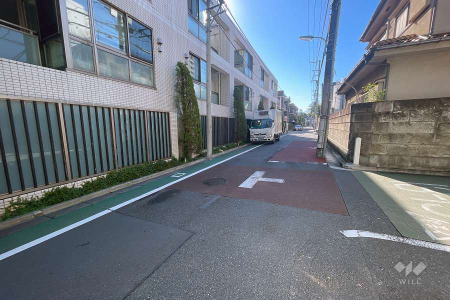 敷地西側の前面道路（北側から）