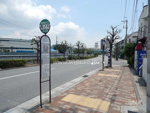 目の前にバス停があります。