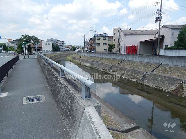 東側の前面道路を挟んで向かい側には駄六川が流れています。