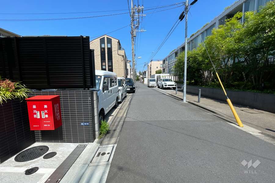 敷地南側の前面道路（西側から）
