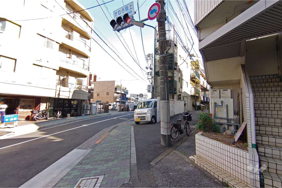 敷地北東側の前面道路（北西側から）