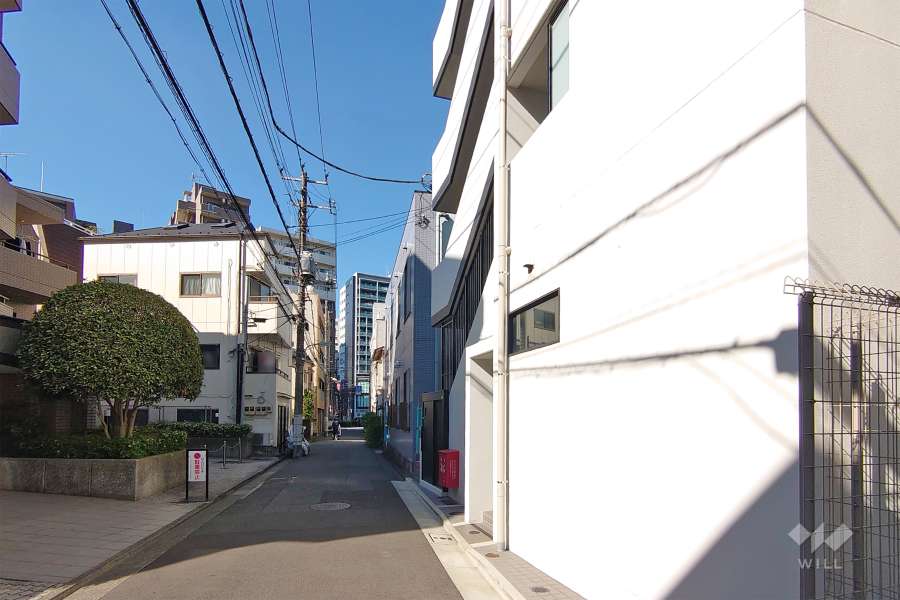 敷地西側の前面道路