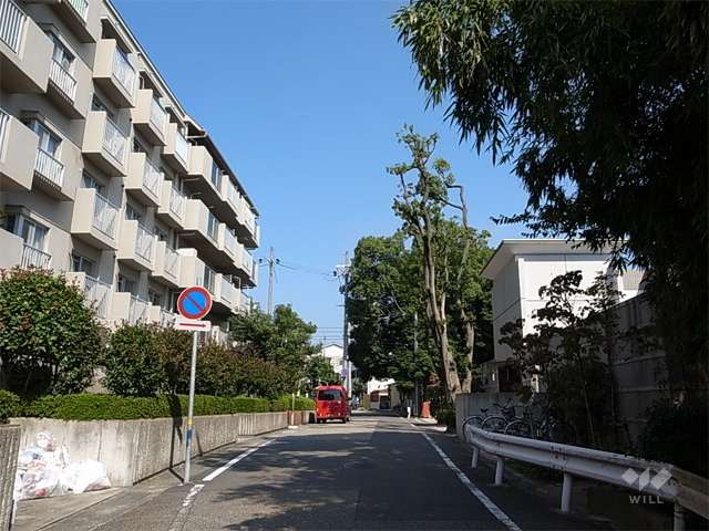 敷地東側の前面道路。伊丹段丘の上に立地し、すぐ東側は一段低くなっています。