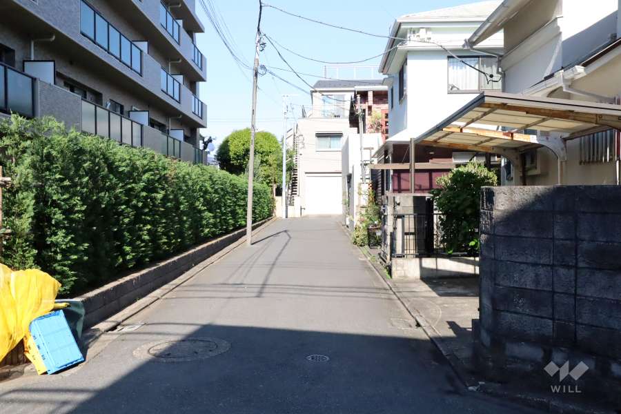 敷地南東側の前面道路(南西側から)