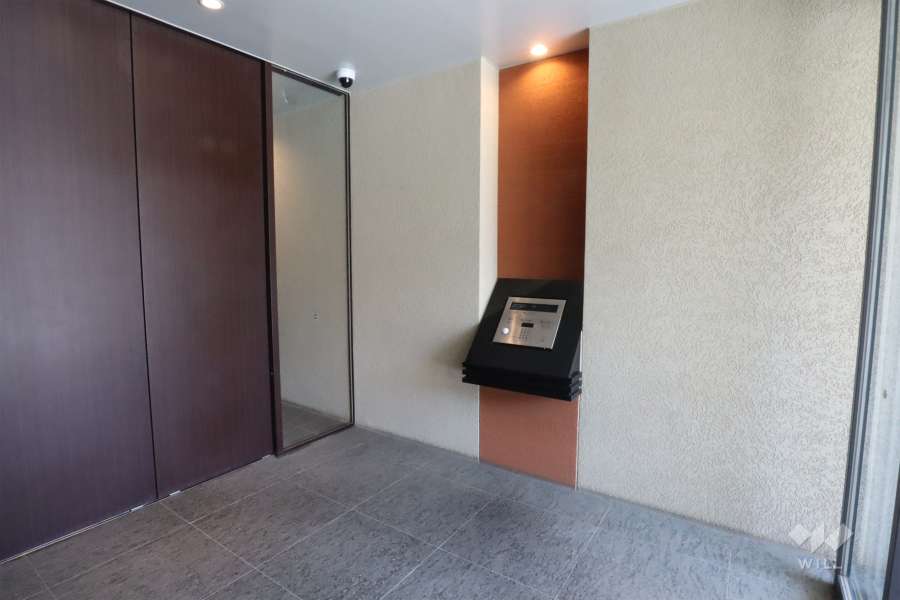 エントランスはオートロック付きです。