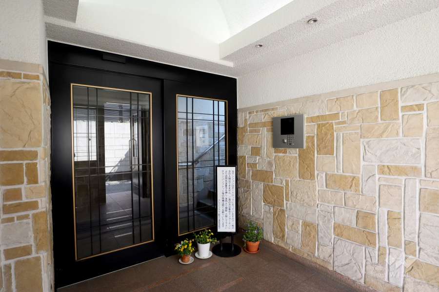 エントランスはオートロック付きです。