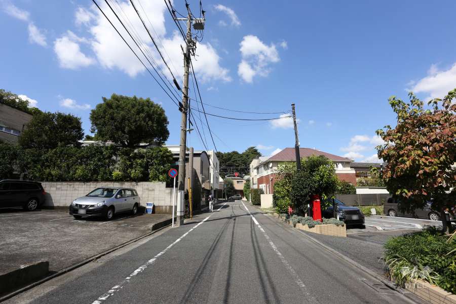 敷地北西側の前面道路