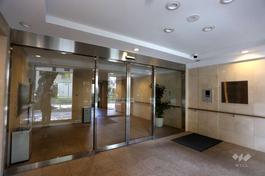 エントランスはオートロック付きです。