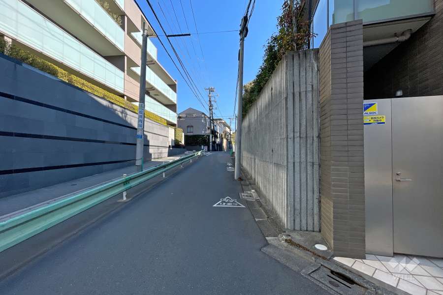 敷地北西側の前面道路（南西側から）