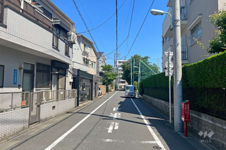 敷地西側の前面道路