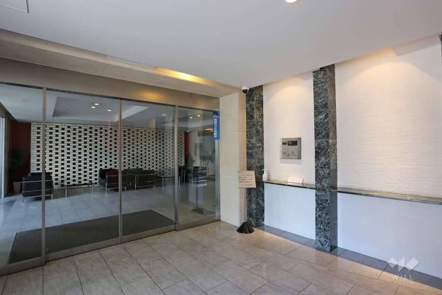 エントランスはオートロック付きです。