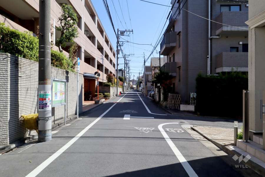 敷地西側の前面道路