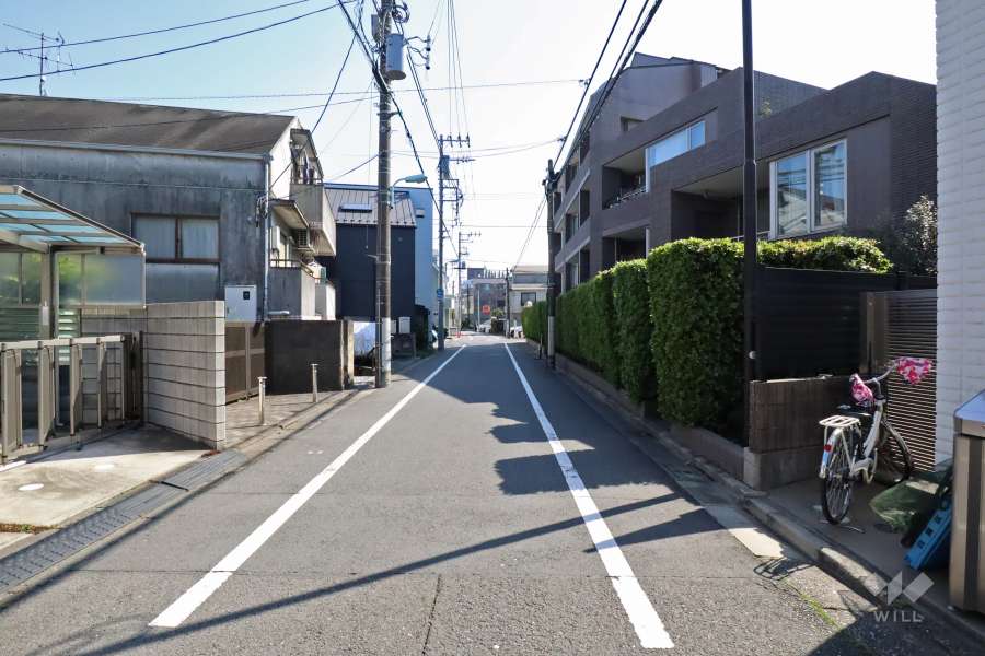 敷地東側の前面道路（北側から）