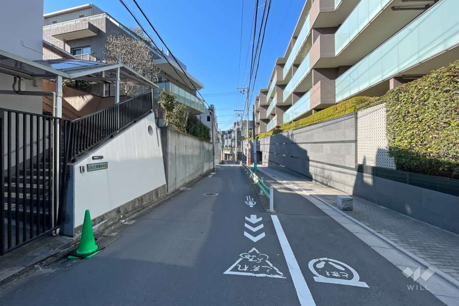 敷地の南東側前面道路