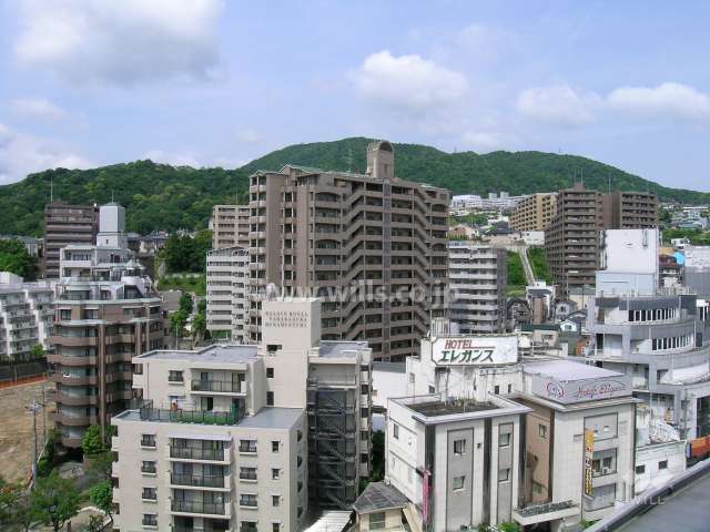 ヴィローゼ宝塚南口の遠景。周辺にはマンションが多く立ち並んでいます