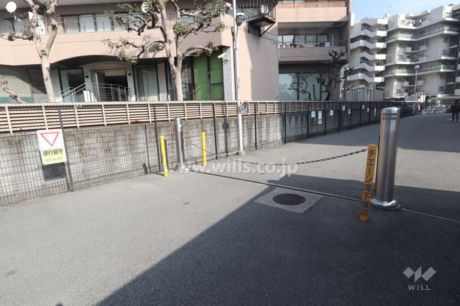 駐車場出入り口（ロボットゲート付き）