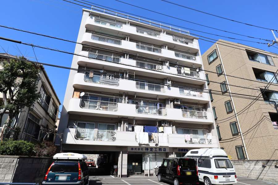 マンション都立大（碑文谷）の外観（南西側から）