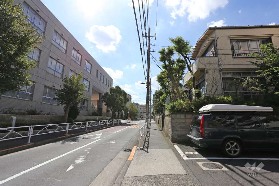 敷地南側の前面道路（東側から）