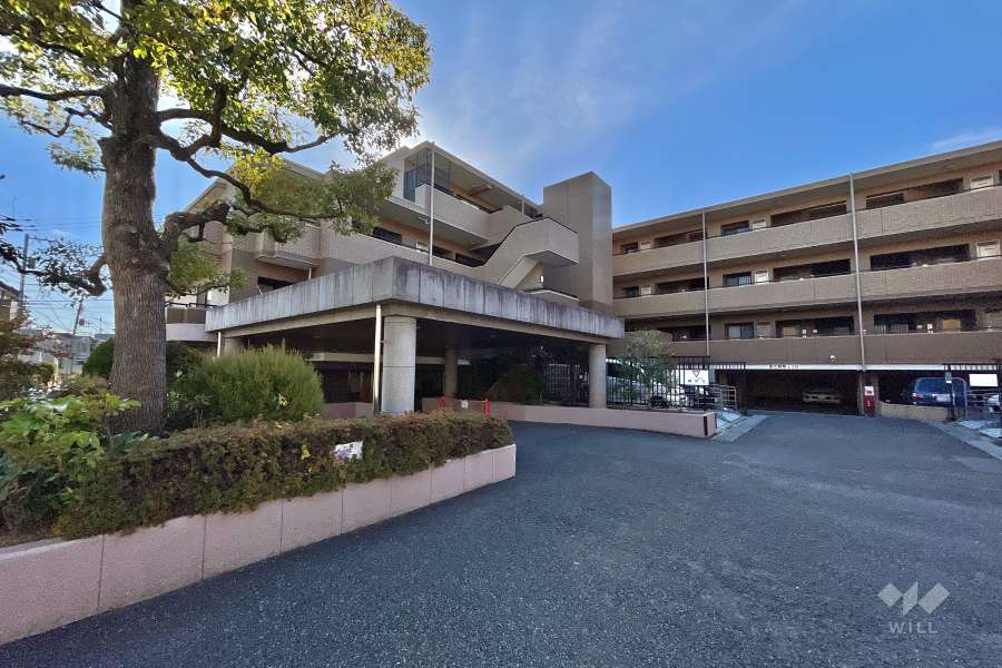 エントランス前に車寄せがあります。