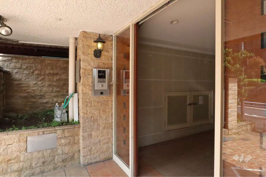 エントランスはオートロック付きです。