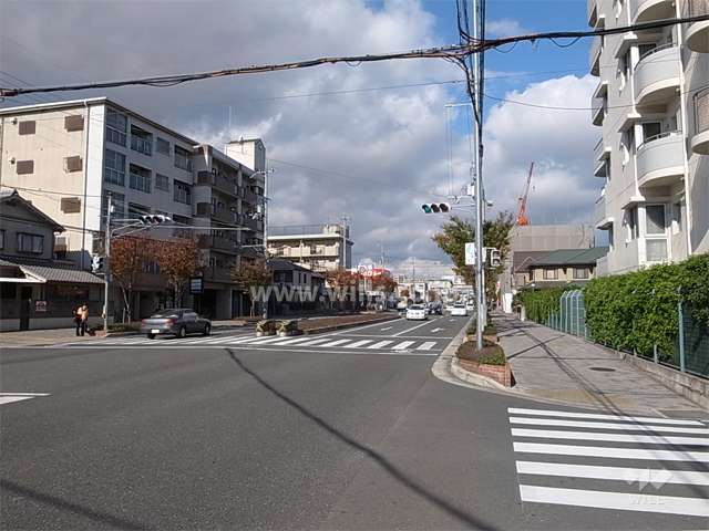 敷地西側は、産業道路（県道13号尼崎池田線）に面しています。