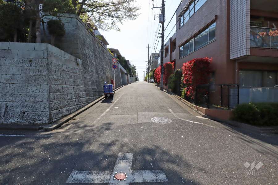敷地北側の前面道路
