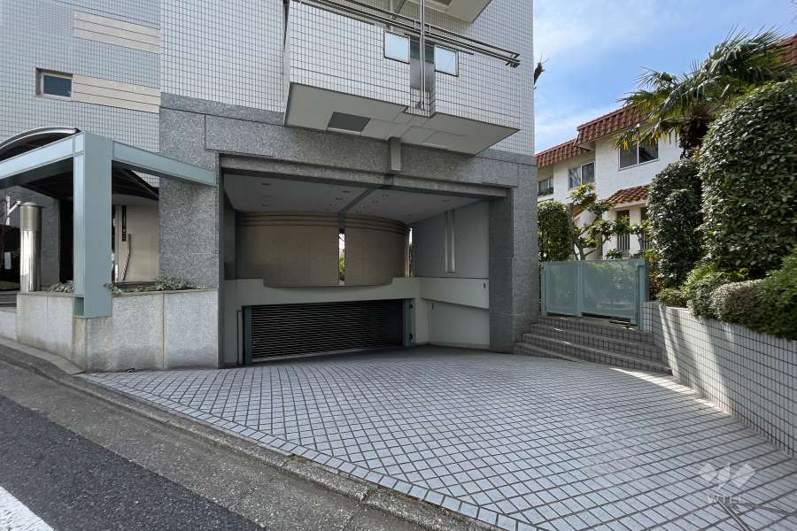 駐車場の出入口（リングシャッター付き）