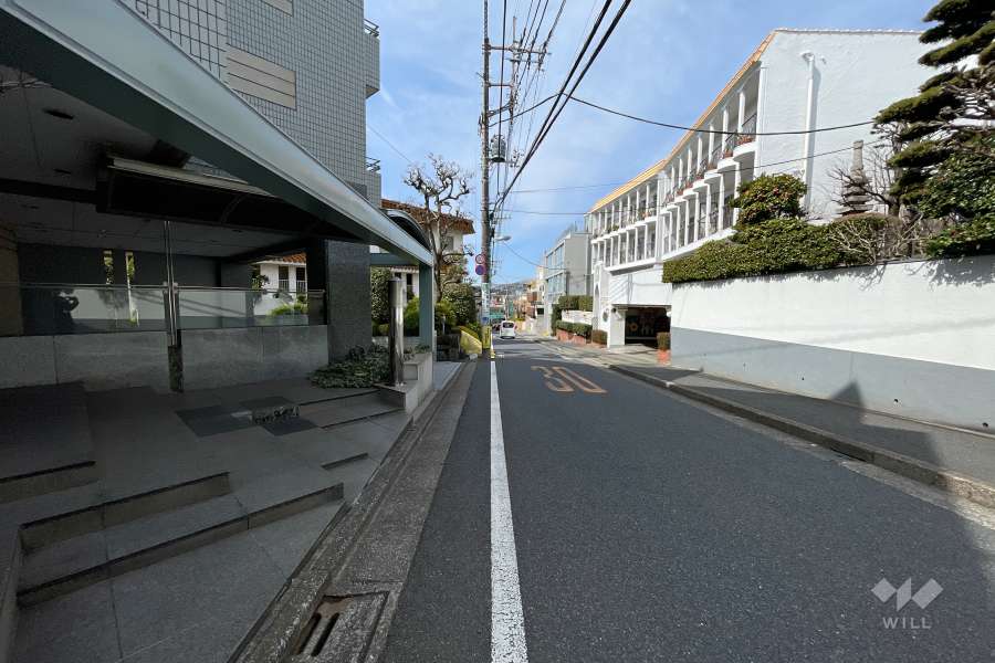 敷地北側の前面道路（東側から）