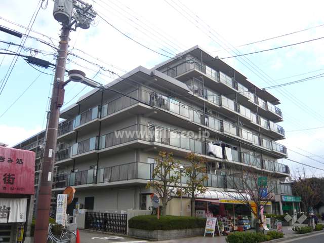 ハイム伊丹北野ファイブの外観（北西側から）　1階には店舗が入っています。