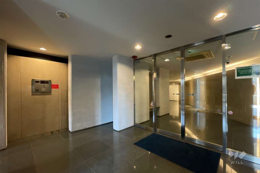 エントランスはオートロック付きです。